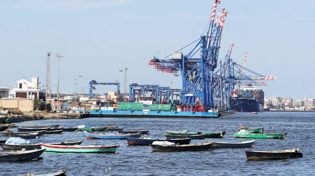 FILE PHOTO: A container ship is seen beside cranes at the Suez canal near Ismailia port city, northeast of Cairo © REUTERS/Mohamed Abd El Ghany