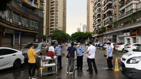 Police officers cordon off a neighborhood in Guangzhou, China, May 29, 2021. © CNS / Reuters