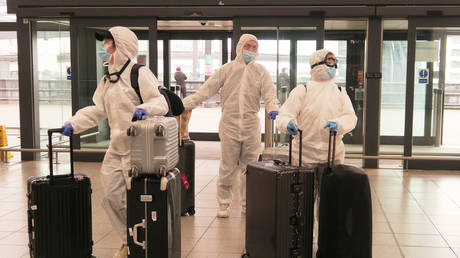 Passengers determined to avoid the coronavirus before leaving the UK arrive at Gatwick Airport on March 17, 2020 in Gatwick, United Kingdom. © Mike Hewitt/Getty Images