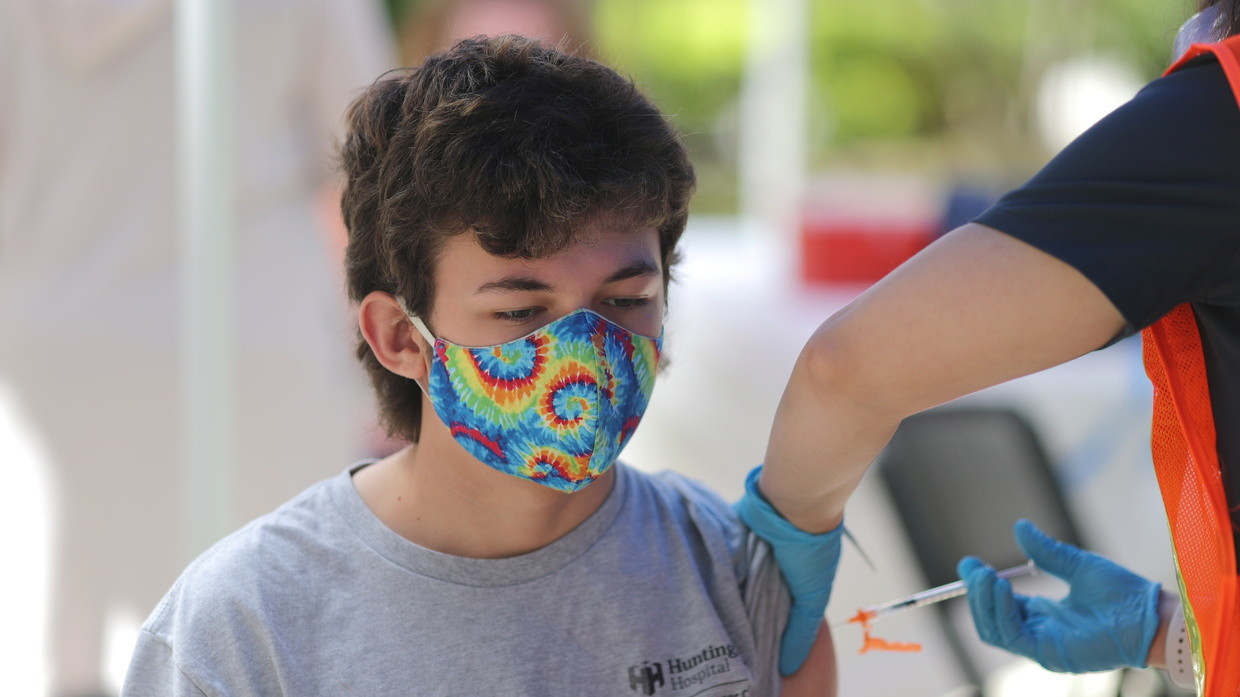 Christ The Redeemer Statue Lights Up With A Message Vaccine Saves Rt World News