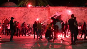 Over 200 injured, Ruptly cameraman attacked as Palestinians & Israeli police clash near Al-Aqsa mosque in Jerusalem