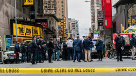 Un petit enfant et deux passants abattus alors que la vague de crimes commis avec des armes à feu à New York arrive à Times Square