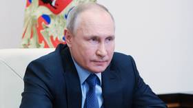 `` Jeśli spróbujesz ugryźć Rosję, wybijemy ci zęby '', mówi Putin, ostrzegając, że cały świat boi się wielkości i zasobów kraju