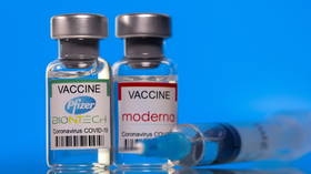 Facebook tłumaczy „fakty”, które są oznaczane jako promujące „wahanie co do szczepionek”, twierdzą informatorzy