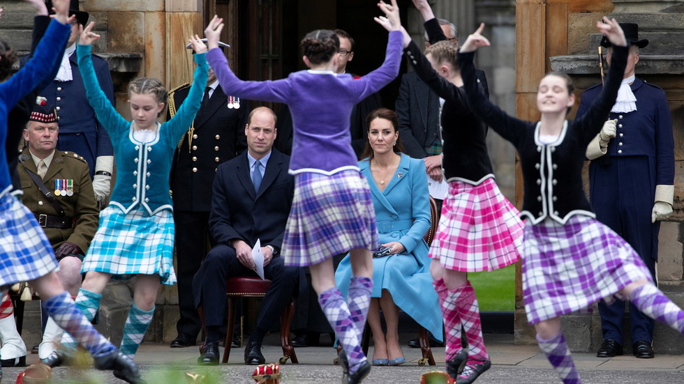 ‘Their’ Union? Palace mulls sending Prince William & Kate to Scotland to ‘save UK’, amid fears of new indie referendum – reports