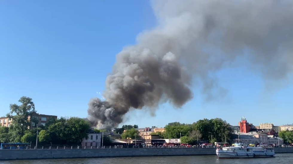 Injuries reported as huge blaze with multiple EXPLOSIONS engulfs pyrotechnics warehouse in sweltering central Moscow (VIDEO)