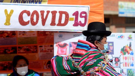 Vaccination against the coronavirus disease at the border between Bolivia and Peru © Reuters / Claudia Morales