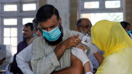 A man receives a dose of a coronavirus disease (Covid-19) vaccine, at a vaccination center in Karachi, Pakistan (FILE PHOTO) © REUTERS/Akhtar Soomro