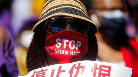 Protesters attend a Stop Asian Hate rally in the Chinatown section of Manhattan in New York, New York City, U.S., May 27, 2021 © REUTERS/Brendan McDermid