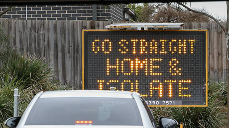 A sign reading 'Go straight home and Isolate' is seen at the exit of a drive through covid-19 testing site at Highpoint shopping centre on July 04, 2020 in Melbourne, Australia. © Asanka Ratnayake/Getty Images