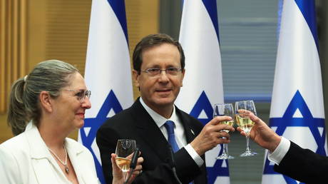 President-elect Isaac Herzog and his wife Michal celebrate after a special session of the Knesset whereby Israeli lawmakers elected the new president, at the Knesset, Israel's parliament, in Jerusalem June 2, 2021 © REUTERS/Ronen Zvulun