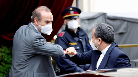 FILE PHOTO: Iranian Deputy at Ministry of Foreign Affairs Abbas Araghchi and Deputy Secretary General of the European External Action Service (EEAS), Enrique Mora, greet each other in Vienna, Austria on May 25, 2021 © REUTERS/Leonhard Foeger