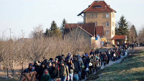 Migrants walk to the Serbian-Hungarian border as they protest to demand a passage to the European Union, near Kelebija, Serbia, (FILE PHOTO) © REUTERS/Bernadett Szabo