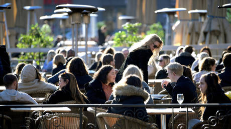 People enjoy the sun at an outdoor restaurant, despite continuing spread of coronavirus disease (Covid-19), in Stockholm, Sweden (FILE PHOTO) © TT News Agency/Janerik Henriksson via REUTERS