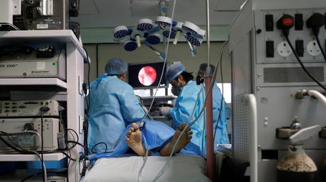 Indian doctors performs endoscopic sinus surgery on a ‘black fungus’ patient. © Reuters / Adnan Abidi