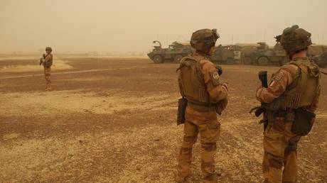 FILE PHOTO: French soldiers keep watch during a military convoy's trip between Gossi and Hombori in Mali, March 26, 2019 © AFP / Daphne Benoit