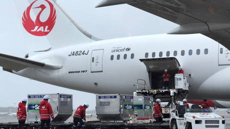 Workers load vaccines against the coronavirus disease (COVID-19) to an airplane before the plane, heading towards Taiwan, takes off from an airport in Narita, Japan © Taiwan Economic and Cultural Representative Office in Japan/Handout via REUTERS