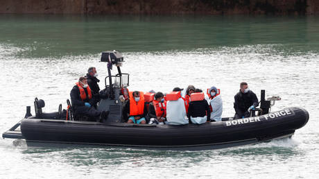 Border Patrol agents bring migrants into Dover harbour on a boat, after they tried to cross the channel, in Dover, Britain, (FILE PHOTO) © REUTERS/Matthew Childs