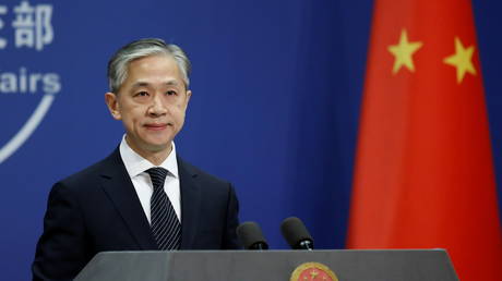 FILE PHOTO: Chinese Foreign Ministry spokesman Wang Wenbin attends a news conference in Beijing, China November 9, 2020. © REUTERS/Tingshu Wang