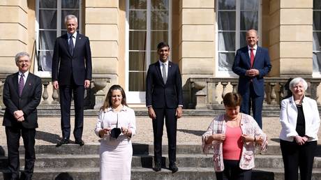 G7 finance ministers and their colleagues pose for a family photo on the second day of the G7 Finance Ministers Meeting, at Lancaster House, London, June 5, 2021 © AFP / Henry Nicholls