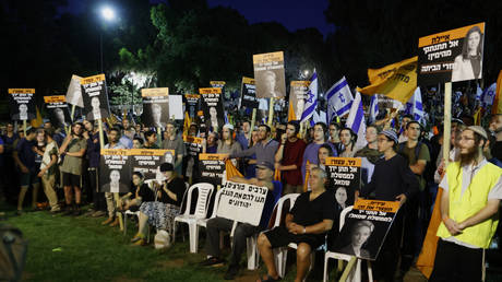 Right-wing activists protest against a coalition formed to oust Israeli Prime Minister Benjamin Netanyahu from power in Tel Aviv, Israel, June 3, 2021. ©️ Jack Guez/AFP