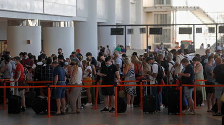 People wait in queues at Faro airport amid the coronavirus disease (COVID-19) pandemic, in Faro, Portugal, June 6, 2021. © REUTERS/Pedro Nunes