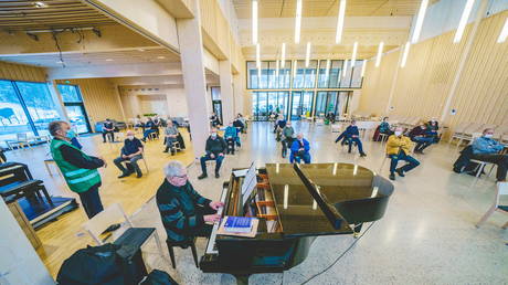 Pianist Ove Nyvik entertains elderly residents as they wait to receive a coronavirus disease (Covid-19) vaccine at the Rotnes church, in Nittedal, Norway (FILE PHOTO) © Stian Lysberg Solum/NTB via REUTERS