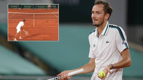 Medvedev restorted to unusual tactics in his defeat to Tsitsipas. © Reuters / Twitter @rolandgarros