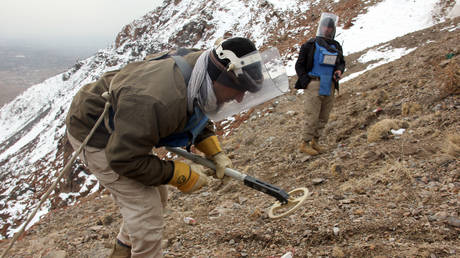 HALO Trust mine-clearing workers in Afghanistan, 2017. © Christine-Felice Rohrs/Picture Alliance/Getty Images