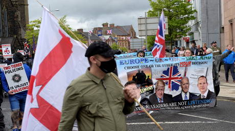 Anti-Northern Ireland protocol protestors demonstrate during a rally organised by mid-Ulster coalition of Unionists and Loyalists, in Portadown, Northern Ireland, (FILE PHOTO) © REUTERS/Clodagh Kilcoyne