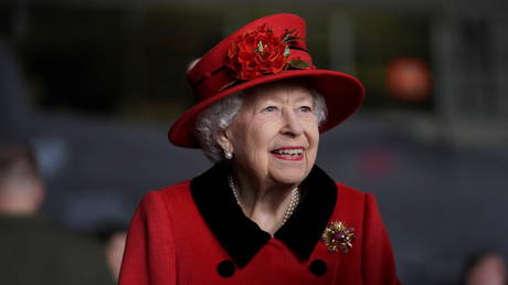 Britain's Queen Elizabeth visits HMS Queen Elizabeth ahead of the ship's maiden deployment at HM Naval Base in Portsmouth, Britain May 22, 2021. © Steve Parsons/PA Wire/Pool via REUTERS