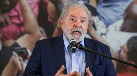 FILE PHOTO: Brazil's former President Luiz Inacio Lula da Silva gestures as he speaks during a news conference in Sao Bernardo do Campo near Sao Paulo, Brazil March 10, 2021. © REUTERS/Amanda Perobelli