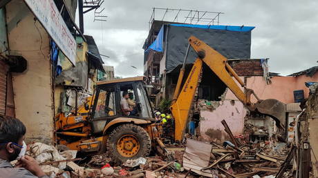 Rescue workers search for survivors in the debris after a residential building collapsed in Mumbai, India, June 10, 2021 © REUTERS/Hemanshi Kamani