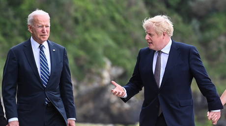 Boris Johnson speaks with  Joe Biden while they walk outside Carbis Bay Hotel, Cornwall, Britain, June 10, 2021 © Reuters / Toby Melville