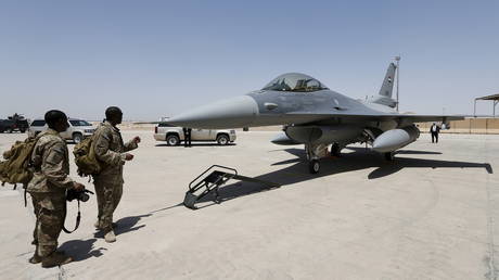 FILE PHOTO: US Army look at an Iraqi Air Force F-16 fighter jet at a military base in Balad. © Reuters / Thaier Al-Sudani