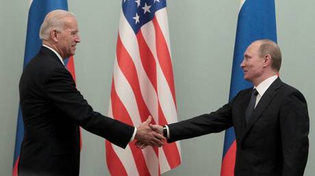 FILE PHOTO: Russian Prime Minister Vladimir Putin (R) shakes hands with U.S. Vice President Joe Biden during their meeting in Moscow March 10, 2011.© Reuters / /Alexander Natruskin
