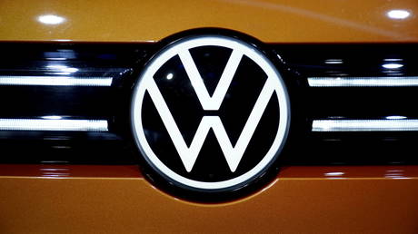 FILE PHOTO: A Volkswagen logo is seen at the Shanghai Auto Show, in Shanghai, China, April 18, 2021 © Reuters / Aly Song