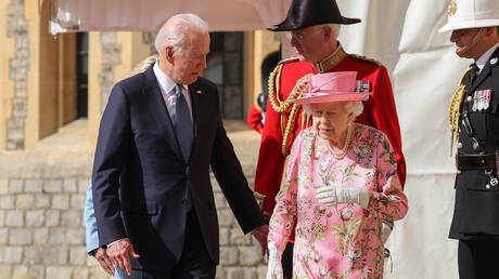 Britain's Queen Elizabeth walks with U.S. President Joe Biden and first lady Jill Biden as they meet at Windsor Castle, in Windsor, Britain, June 13, 2021. © Reuters / Chris Jackson.