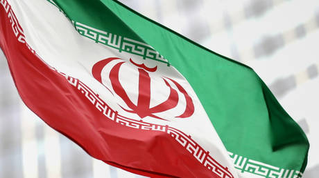 FILE PHOTO. Iranian flag flies in front of the UN office building. © REUTERS / Lisi Niesner.