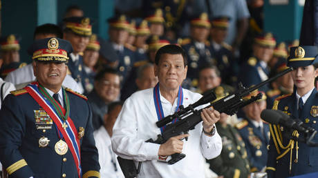 Philippine President Rodrigo Duterte holds a Galil sniper rifle during the National Police chief handover ceremony in Camp Crame, Quezon City, metro Manila, Philippines, (FILE PHOTO) © REUTERS/Dondi Tawatao