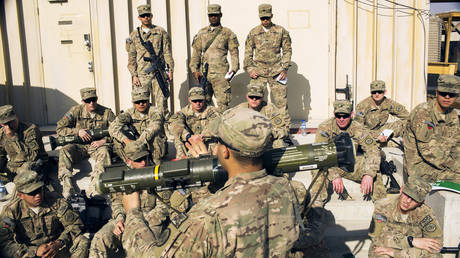 US soldiers from D Troop of the 3rd Cavalry Regiment listen to a briefing on the proper use of a rocket launcher at forward operating base Gamberi in the Laghman province of Afghanistan December 29, 2014. © REUTERS/Lucas Jackson