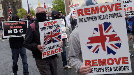 Anti-Northern Ireland protocol protestors demonstrate during a rally organised by mid-Ulster coalition of Unionists and Loyalists, in Portadown, Northern Ireland, (FILE PHOTO) © REUTERS/Clodagh Kilcoyne