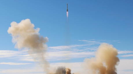 The Long March-2F Y12 rocket, carrying the Shenzhou-12 spacecraft and three astronauts, takes off from Jiuquan Satellite Launch Center for China's first manned mission to build its space station, near Jiuquan, Gansu province, China June 17, 2021. © REUTERS/Carlos Garcia Rawlins