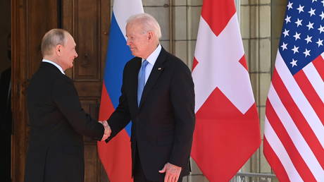 US President Joe Biden and Russia's President Vladimir Putin shake hands as they arrive for the US-Russia summit at Villa La Grange in Geneva, Switzerland June 16, 2021. © Saul Loeb/Pool via REUTERS