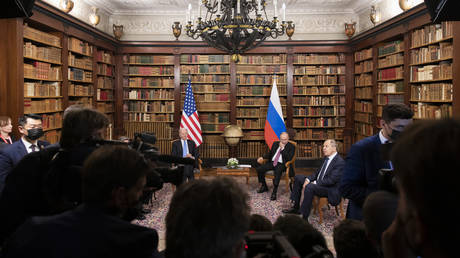 Members of the media film as U.S. President Joe Biden, Russian President Vladimir Putin and Russian Foreign Minister Sergei Lavrov meet during the U.S.-Russia summit at Villa La Grange on June 16, 2021 in Geneva, Switzerland. © Peter Klaunzer - Pool/Keystone via Getty Images