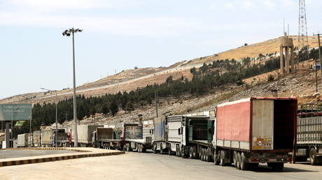 Vehicles wait at Bab al-Hawa crossing at the Syrian-Turkish border, in Idlib governorate, Syria June 10, 2021. © REUTERS/Khalil Ashawi