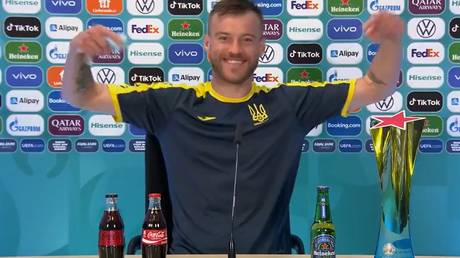 Yarmolenko referred to Ronaldo's antics as he joked about sponsors Coca-Cola and Heineken. © Twitter