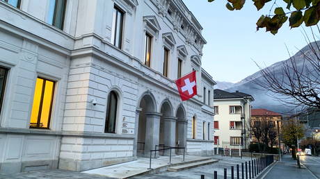 FILE PHOTO. Switzerland's national flag is displayed on the Swiss Federal Criminal Court (Bundesstrafgericht) building in Bellinzona, Switzerland. © Reuters / Emma Farge.