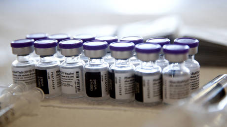 Vials containing doses of the Pfizer Covid-19 vaccine. © AFP / Mario Tama