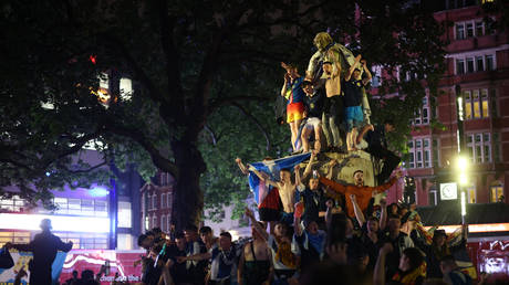 Drink, drugs and disorder: Dozens arrested amid fiery clashes after England and Scotland play out Euro 2020 draw (VIDEO)